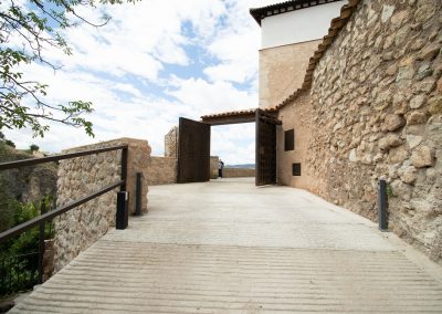 Puerta entrada al parking privado